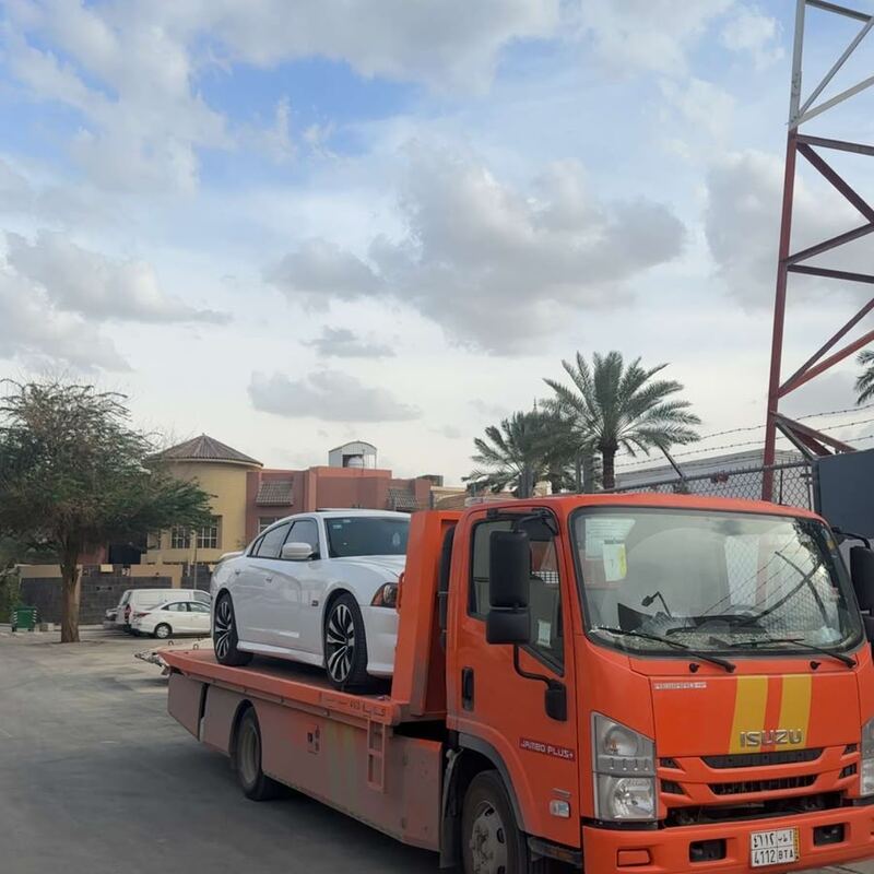 سطحة نجد - نقل سيارة لاندكروزر فاخرة بالرياض